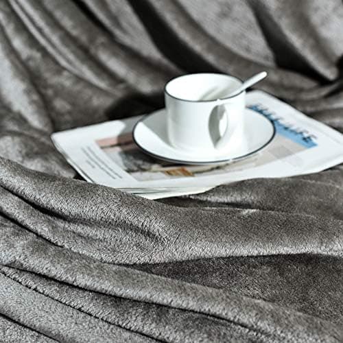 FARFALLAROSSA Oeko-TEX Flauschig Kuscheldecke 130x160 cm - Super Weiche Fleecedecke als Sofaüberwurf - Wohndecke Gelb OE