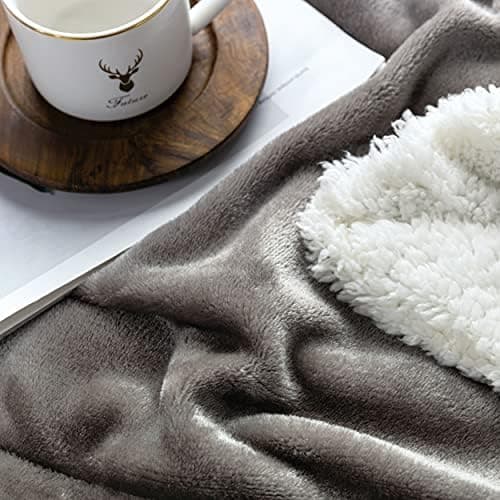 FARFALLAROSSA Oeko-TEX Flauschig Kuscheldecke 130x160 cm - Super Weiche Fleecedecke als Sofaüberwurf - Wohndecke Gelb OE