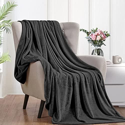 FARFALLAROSSA Oeko-TEX Flauschig Kuscheldecke 130x160 cm - Super Weiche Fleecedecke als Sofaüberwurf - Wohndecke Gelb OE