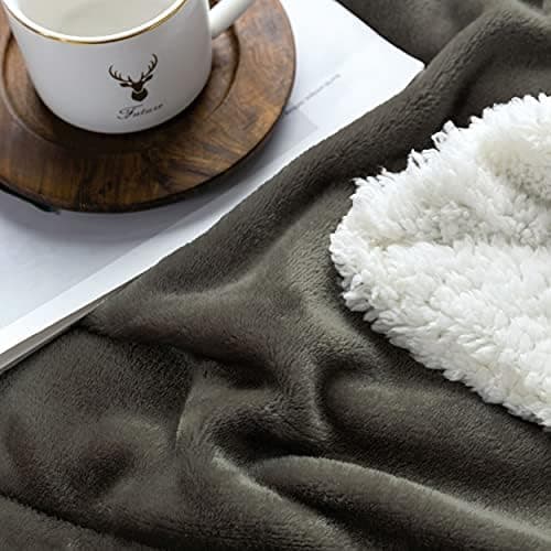 FARFALLAROSSA Oeko-TEX Flauschig Kuscheldecke 130x160 cm - Super Weiche Fleecedecke als Sofaüberwurf - Wohndecke Gelb OE