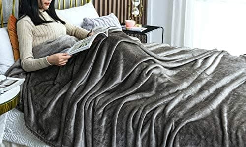 FARFALLAROSSA Oeko-TEX Flauschig Kuscheldecke 130x160 cm - Super Weiche Fleecedecke als Sofaüberwurf - Wohndecke Gelb OE