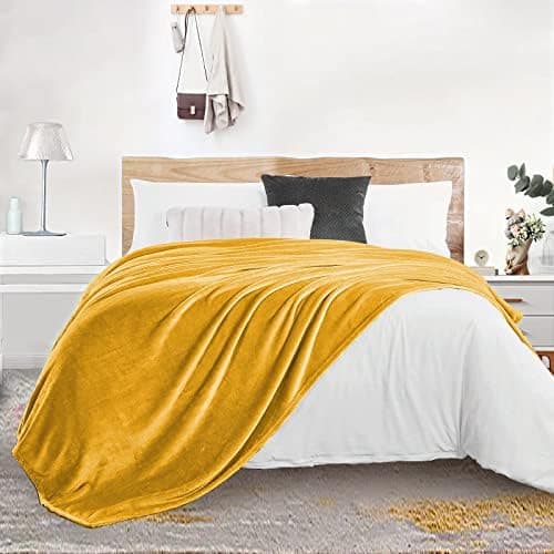 FARFALLAROSSA Oeko-TEX Flauschig Kuscheldecke 130x160 cm - Super Weiche Fleecedecke als Sofaüberwurf - Wohndecke Gelb OE