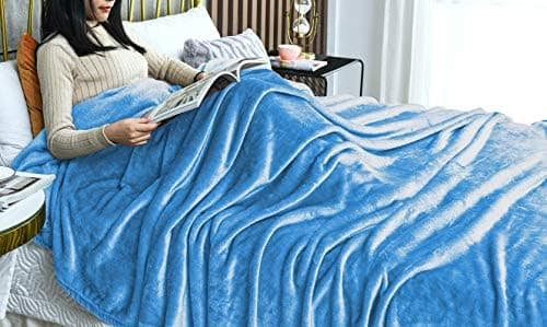 FARFALLAROSSA Oeko-TEX Flauschig Kuscheldecke 130x160 cm - Super Weiche Fleecedecke als Sofaüberwurf - Wohndecke Gelb OE